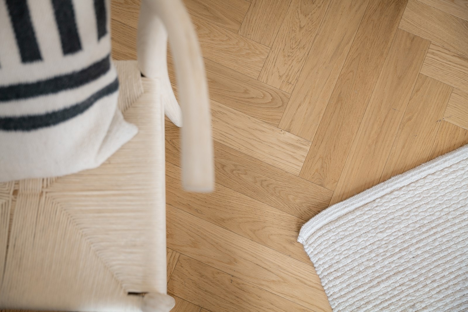 En lekker fiskebensparkett er lagt på gulvene her og tilfører rommet en perfekt dose lunhet. Galleribilde