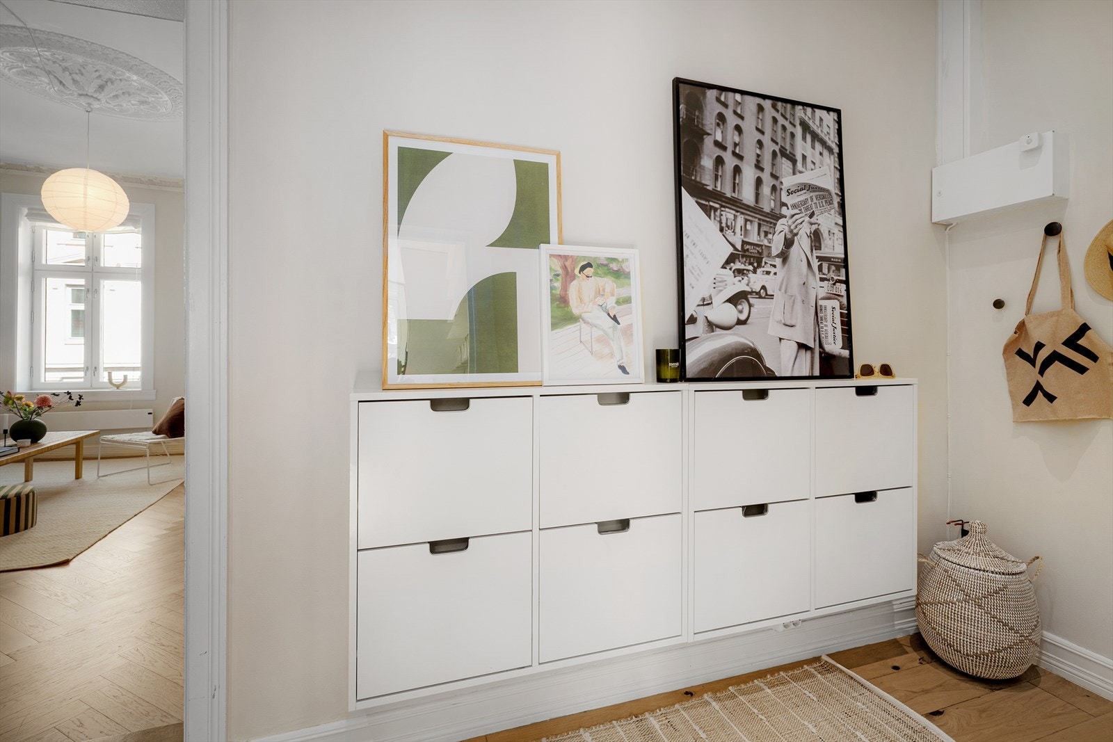 Den lyse, innbydende entreen gir et godt førsteinntrykk. Her kan sko oppbevares i flere skoskap, og det er hengeknagger for ytterklær. Galleribilde