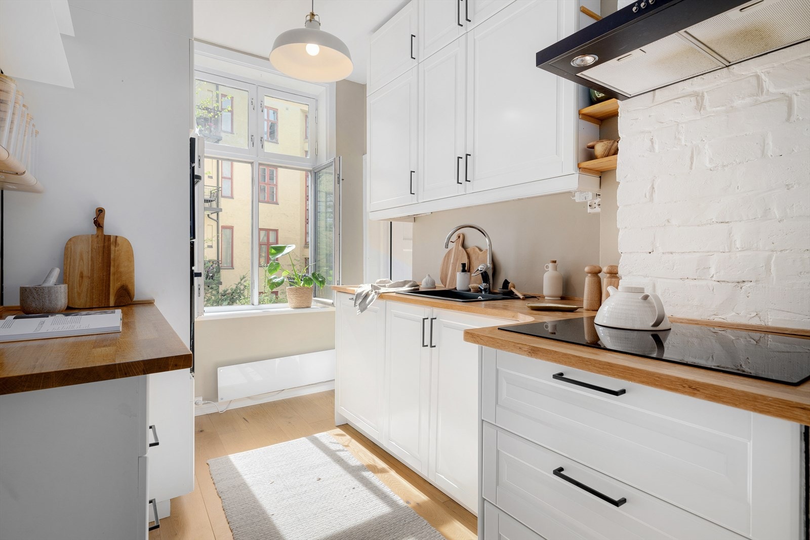 Kjøkkenet ligger orientert mot den idylliske, grønne bakgården. Innredningen er svært innholdsrik og veldisponert. Galleribilde