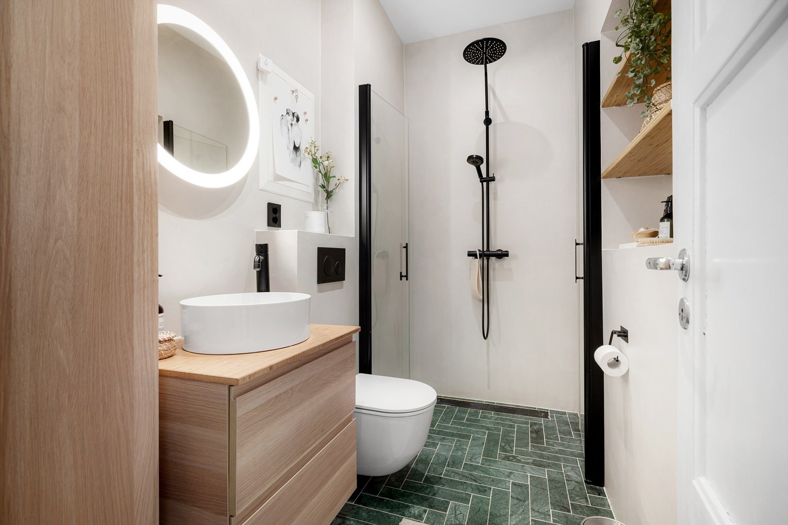 Det lekre badet ble svært smakfullt oppusset i 2019 med gjennomtenkte løsninger og fine materialkombinasjoner. Galleribilde