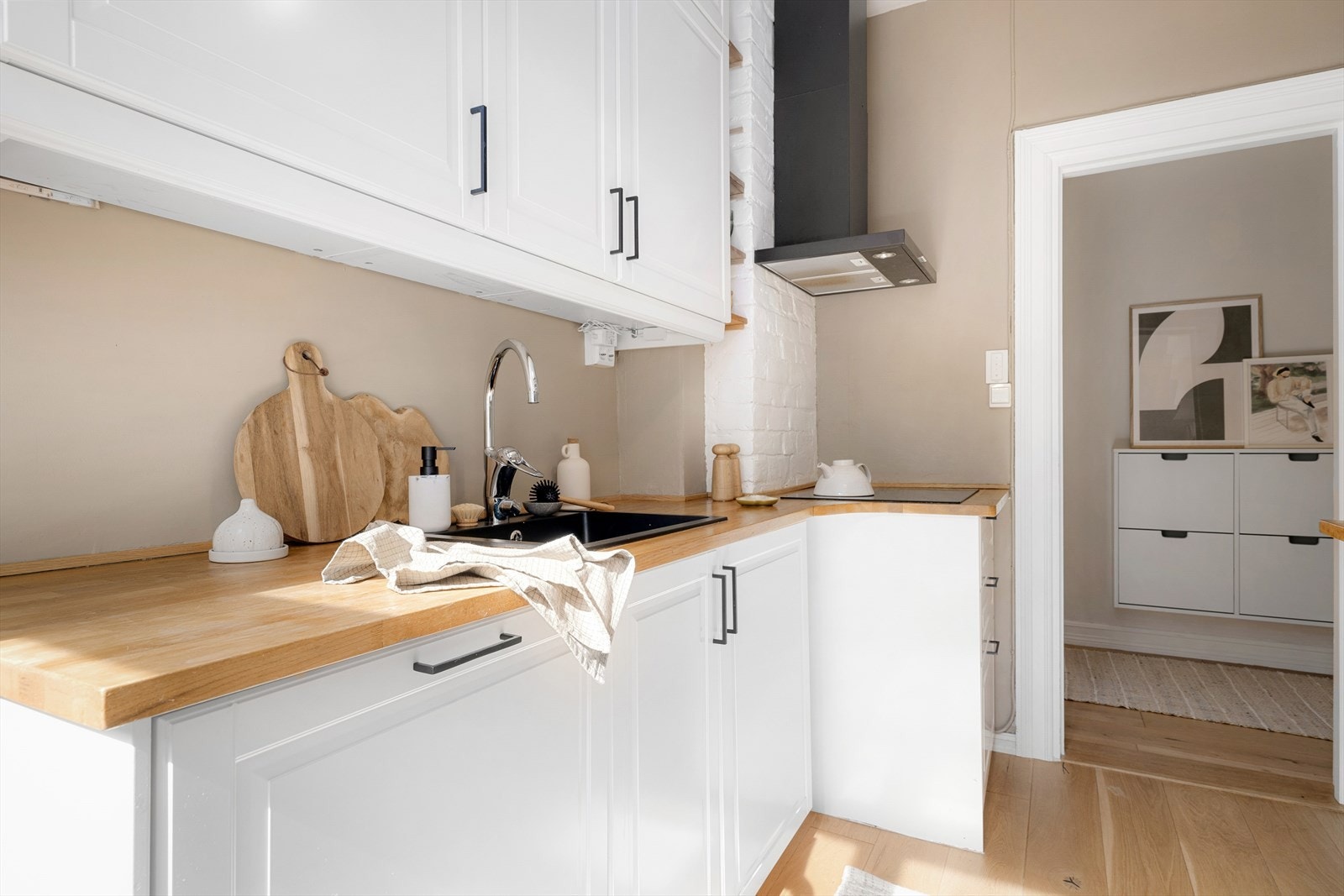 Hvitevarer som induksjonstopp, stekeovn, oppvaskmaskin og kjøl/frys er integrert i innredningen. Avtrekksvifte med avtrekk til ventilasjonskanal. Galleribilde