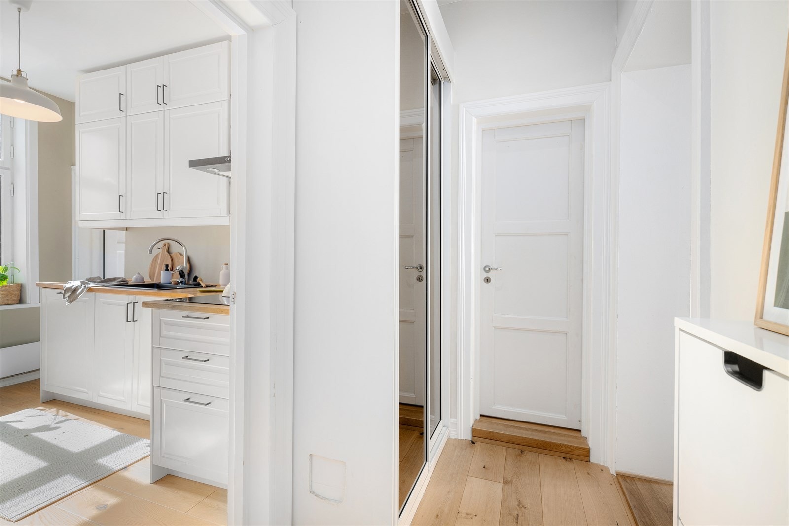 Det er også en speilskyvedørsgarderobe med ytterligere lagringsplass. Det lagt lamellparkett fra Barlinek på gulvene, som er kjent for å være robust. Under gulvet er det varmefolie installert med en termostat på veggen. Galleribilde