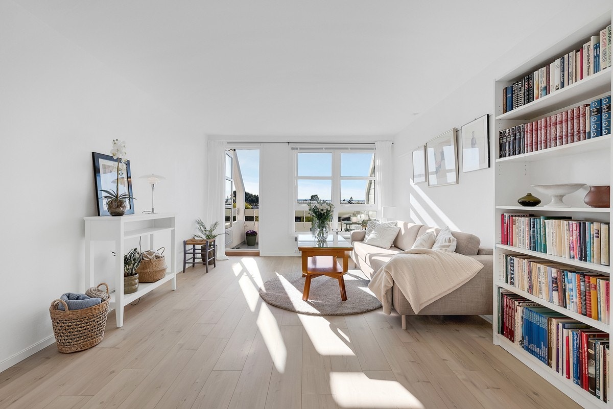 Stuen er et praktisk utformet rom med malte vegger og laminatgulv som gir en slitesterk overflate Galleribilde