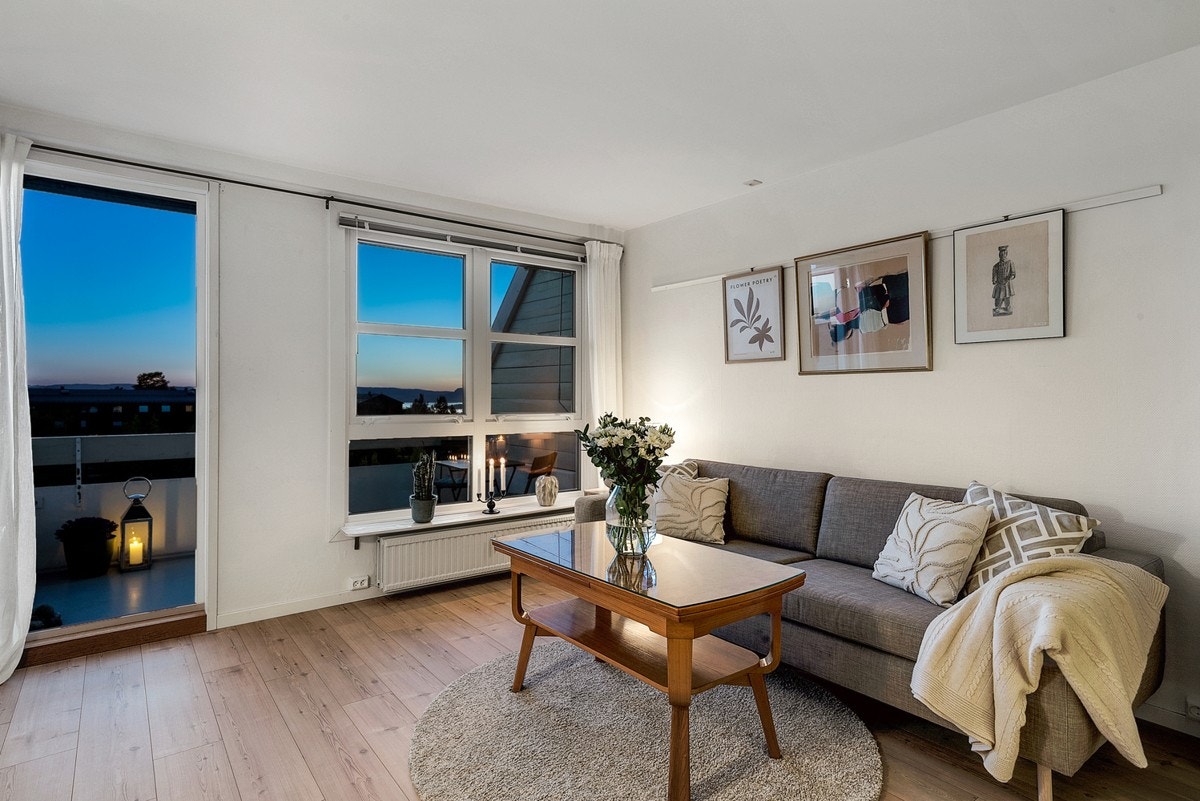 Fra stuen er det utgang til en vestvendt balkong på 8 kvm Galleribilde