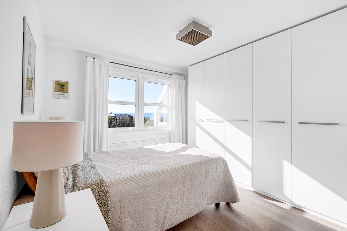 Langs den ene veggen er det mengder med oppbevaringsplass i garderobeskap Galleribilde