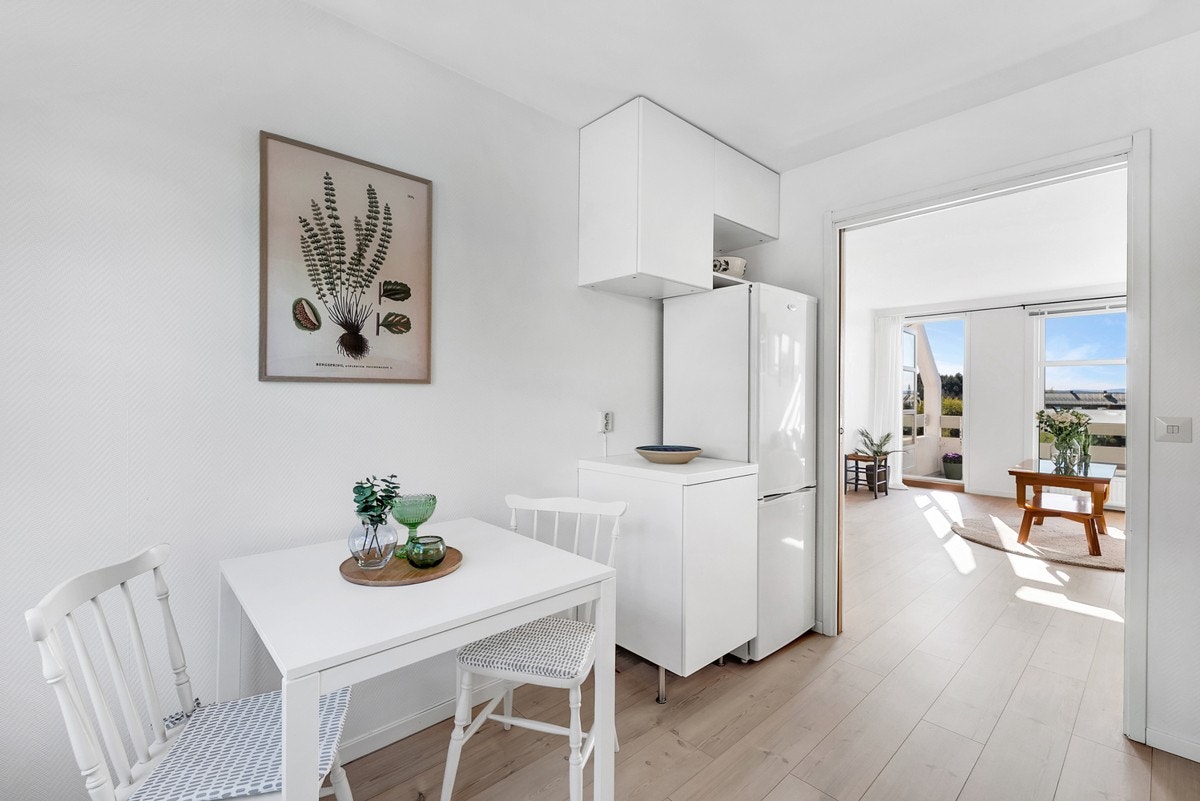 Kjøkkenet har også plass til en hyggelig spisegruppe hvor måltider kan nytes Galleribilde