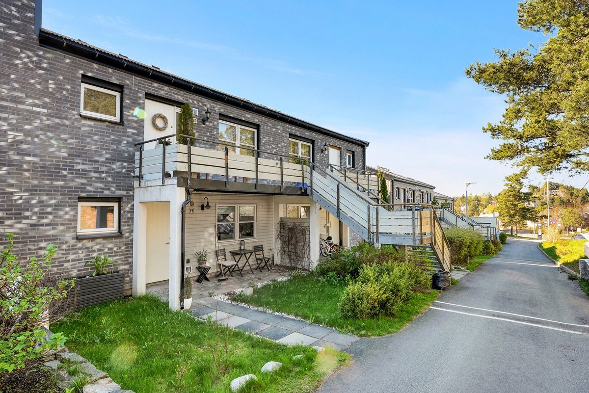 Tomten er en pent opparbeidet fellesareal på 28 930,3 m², og inkluderer plen, trær, busker, lekeplass og asfalterte internveier Galleribilde