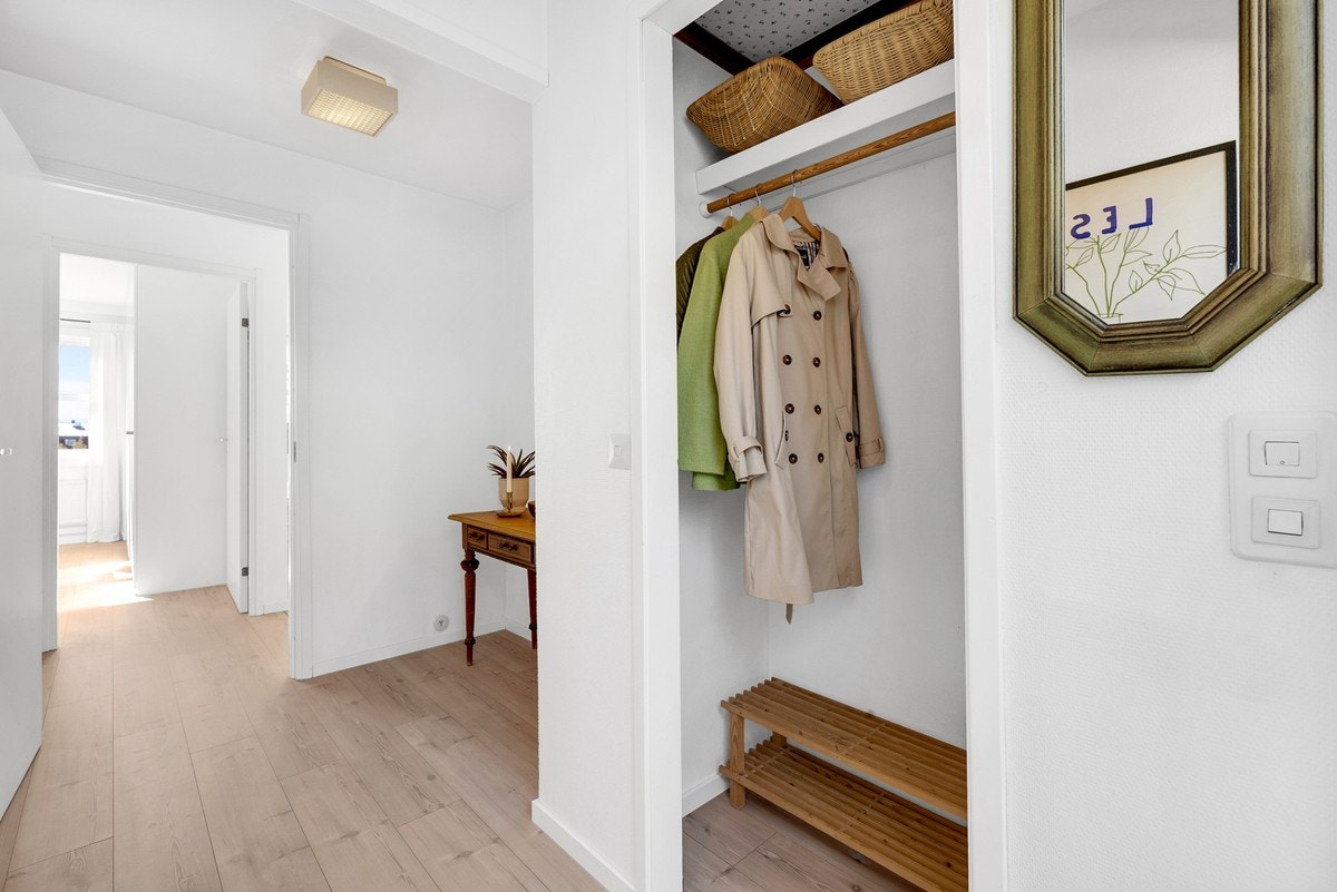Entréen inkluderer en garderobe på ca. 1 m², som gir mulighet for oppbevaring av yttertøy og sko Galleribilde