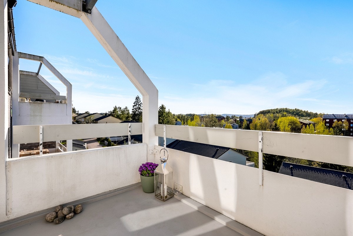 Med utsikt som strekker seg mot omgivelsene, er dette et ideelt sted for å nyte en kopp kaffe eller slappe av etter en lang dag Galleribilde