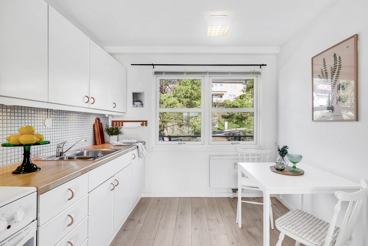 Du finner frittstående komfyr og kjøleskap/fryser, samt ventilator med forsert avtrekk over koketoppen som sikrer god luftgjennomstrømning under matlaging Galleribilde