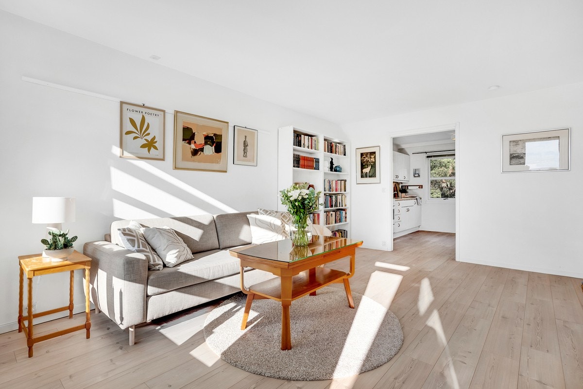 Den gode størrelsen gir fleksibilitet til å innrede med både sofagruppe, spiseplass eller andre løsninger som passer dine behov Galleribilde