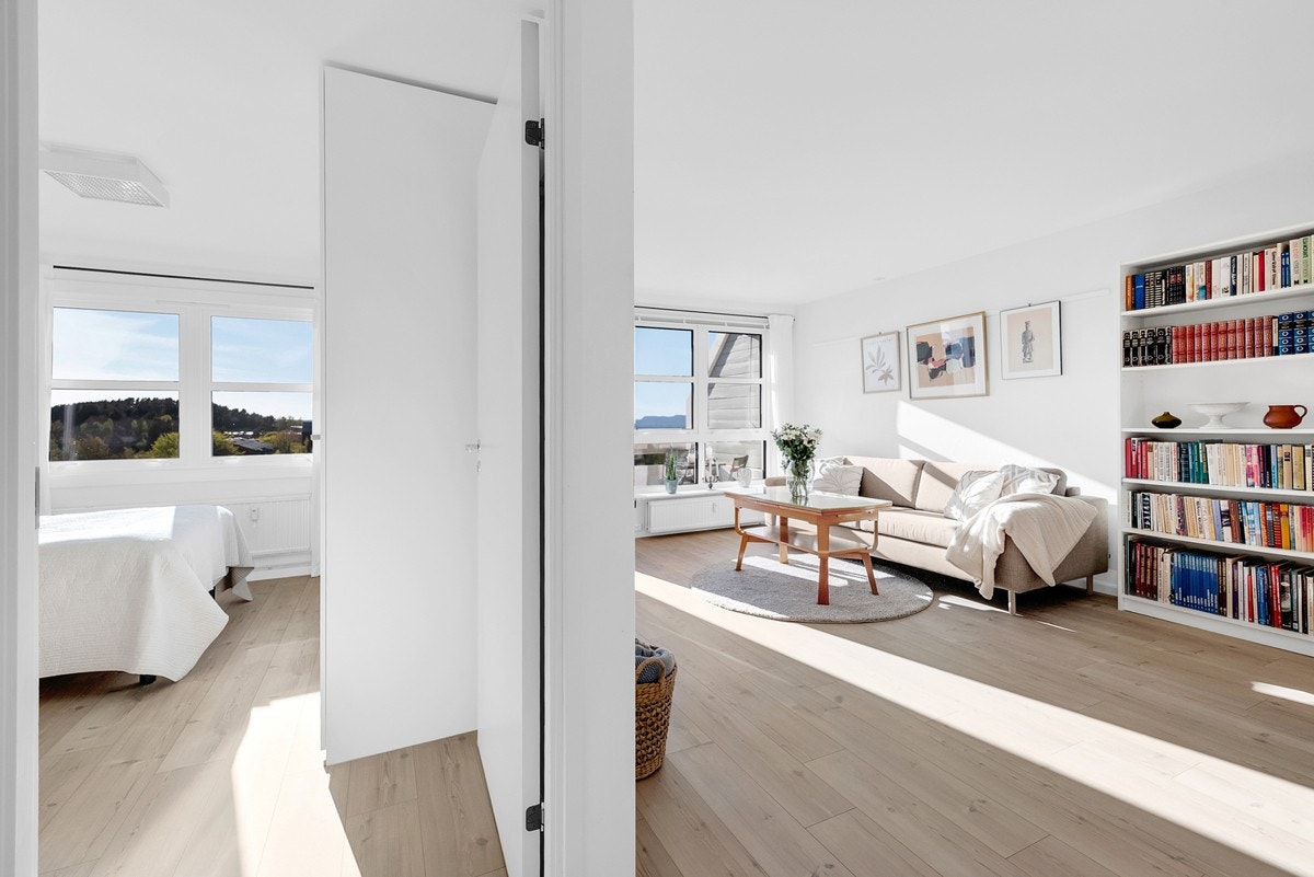 Fra en mellomgang går du inn i boligens romslige soverom Galleribilde