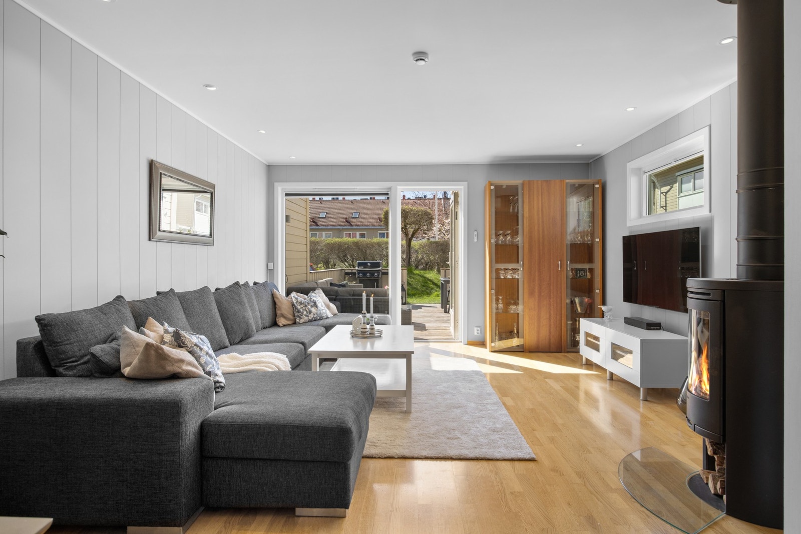 Møbleringsfriheten er utmerket, og ved stuesonen er det montert en rentbrennende peisovn Galleribilde