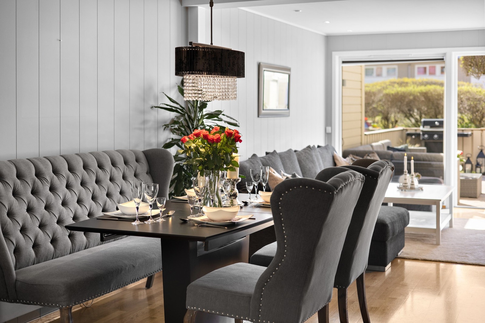 God plass til spisegruppe i stuen Galleribilde