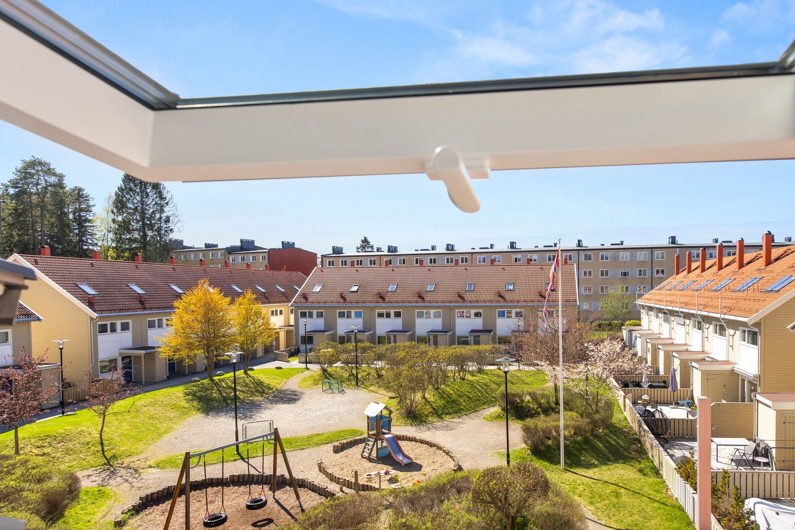 Eiendommen ligger trafikkstille og attraktivt til i et godt etablert og barnevennlig boligområde Galleribilde