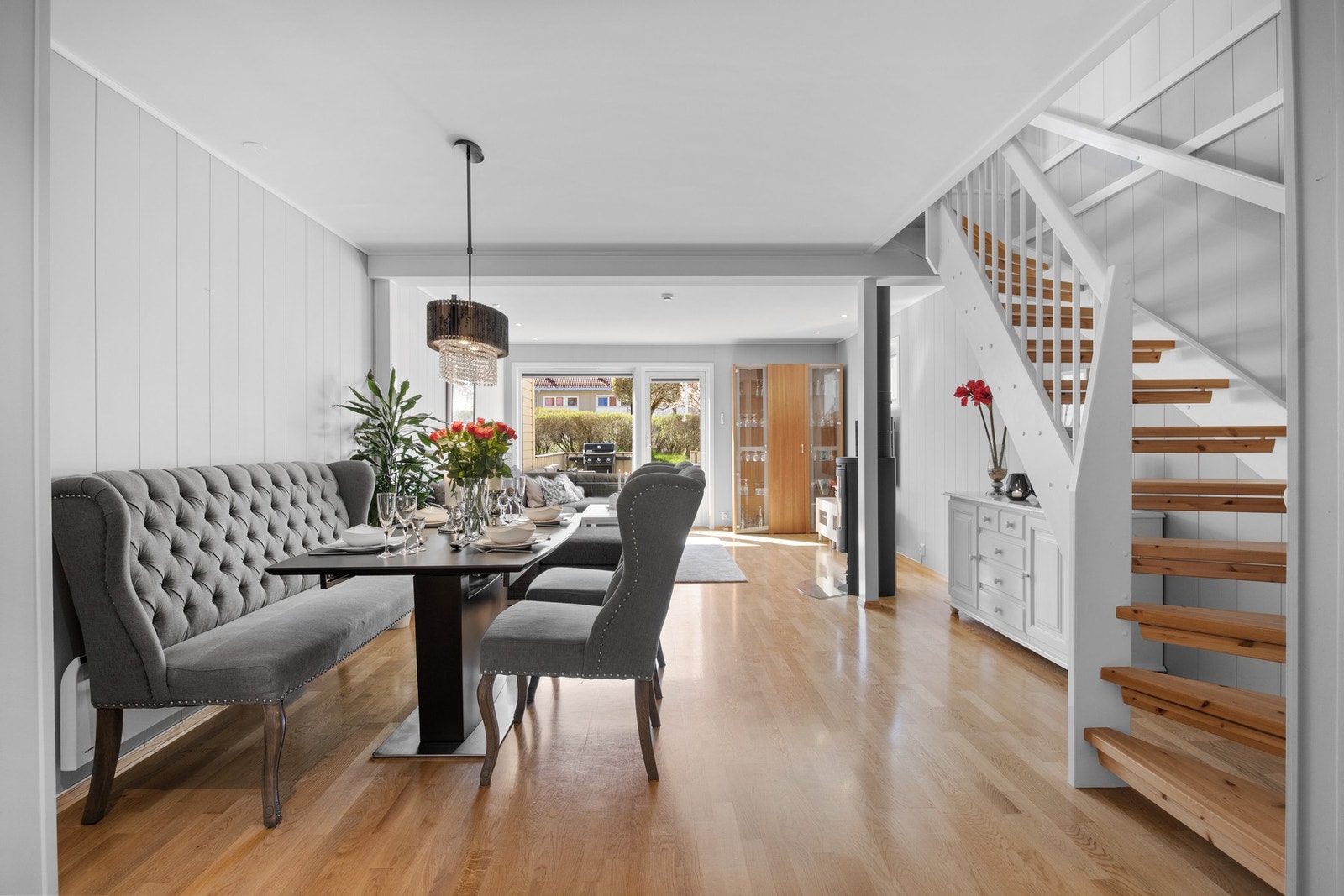 Stuen ligger i åpen løsning med kjøkkenet, og sammen danner de et stort, innbydende og gjennomgående allrom Galleribilde