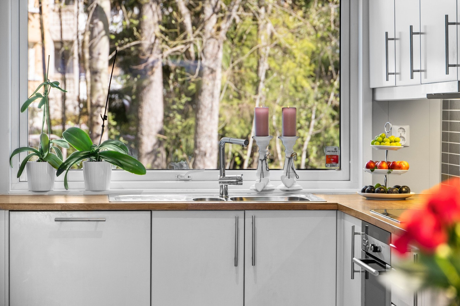 Kjøkken med hyggelig utsyn Galleribilde