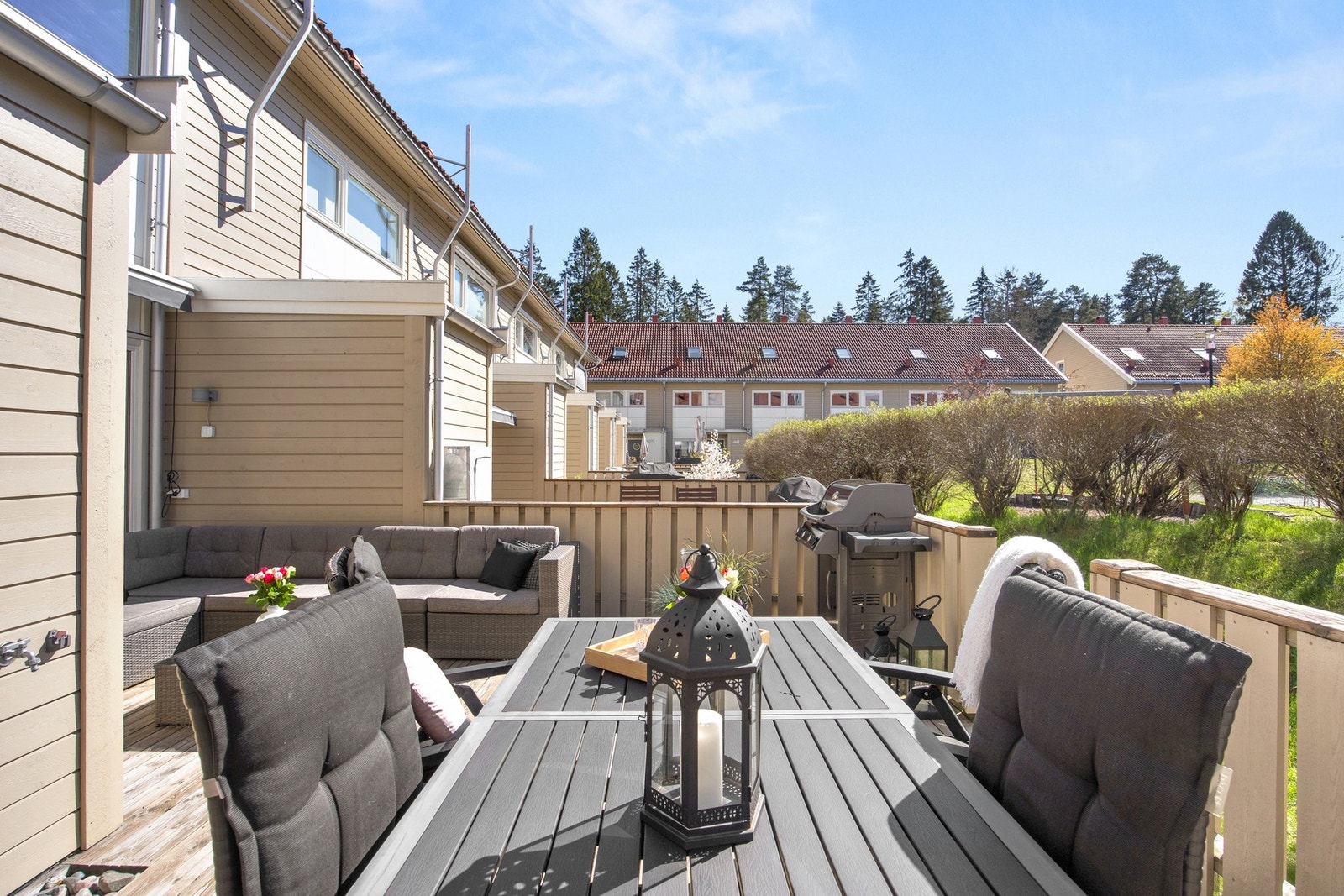 Terrassen har dekke og rekkverk i tre, og dekket ble slipt og oljet i 2024 Galleribilde