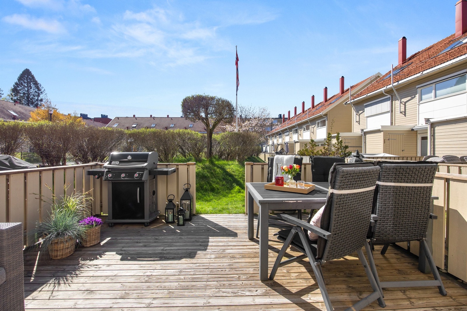 Vestvendt terrasse på ca. 21 kvm med gode solforhold og plass til grill og ønsket utemøblement Galleribilde