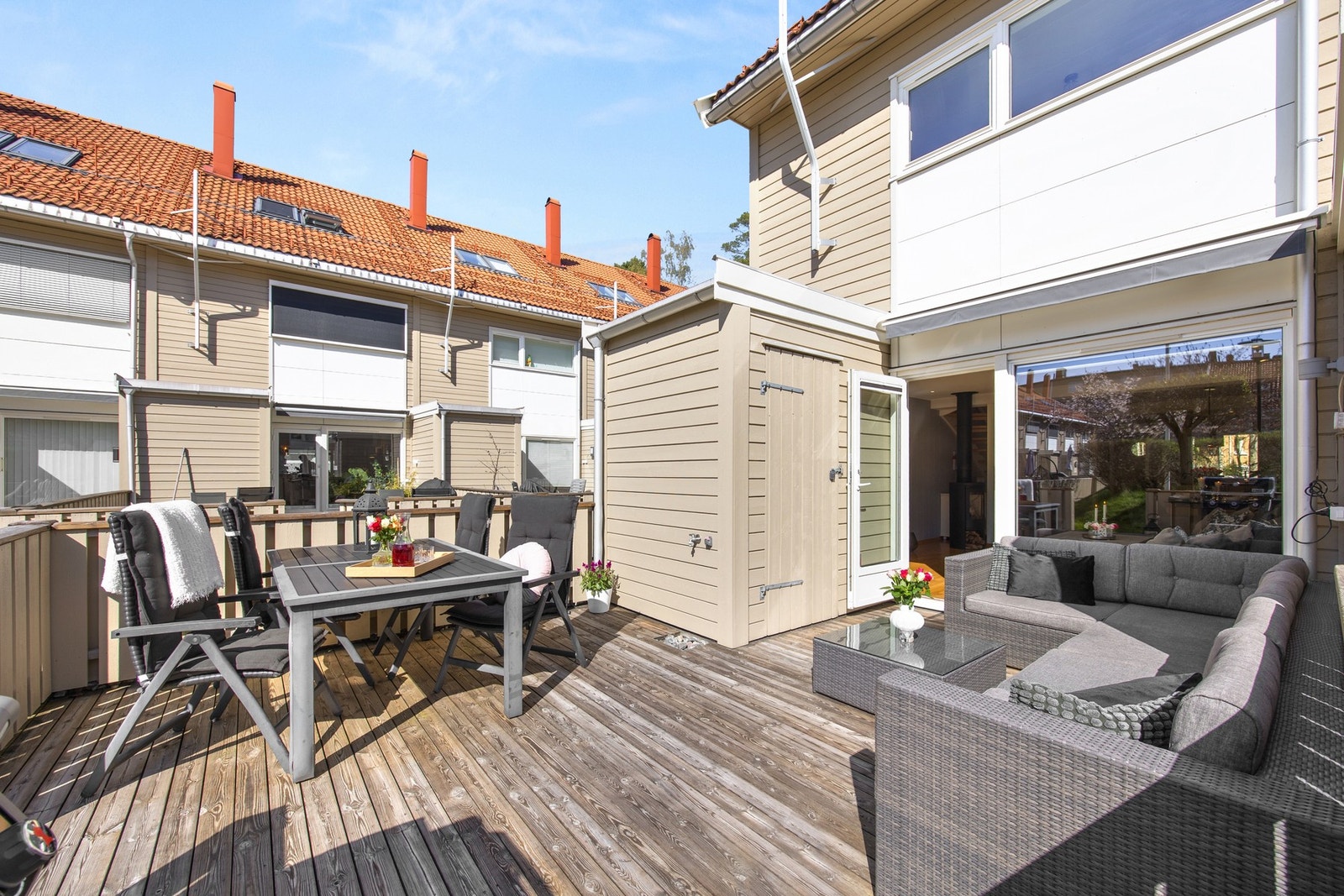 Praktisk utebod på terrassen. Boligen har for øvrig lagringsplass i en innebod og en utebod i tillegg Galleribilde