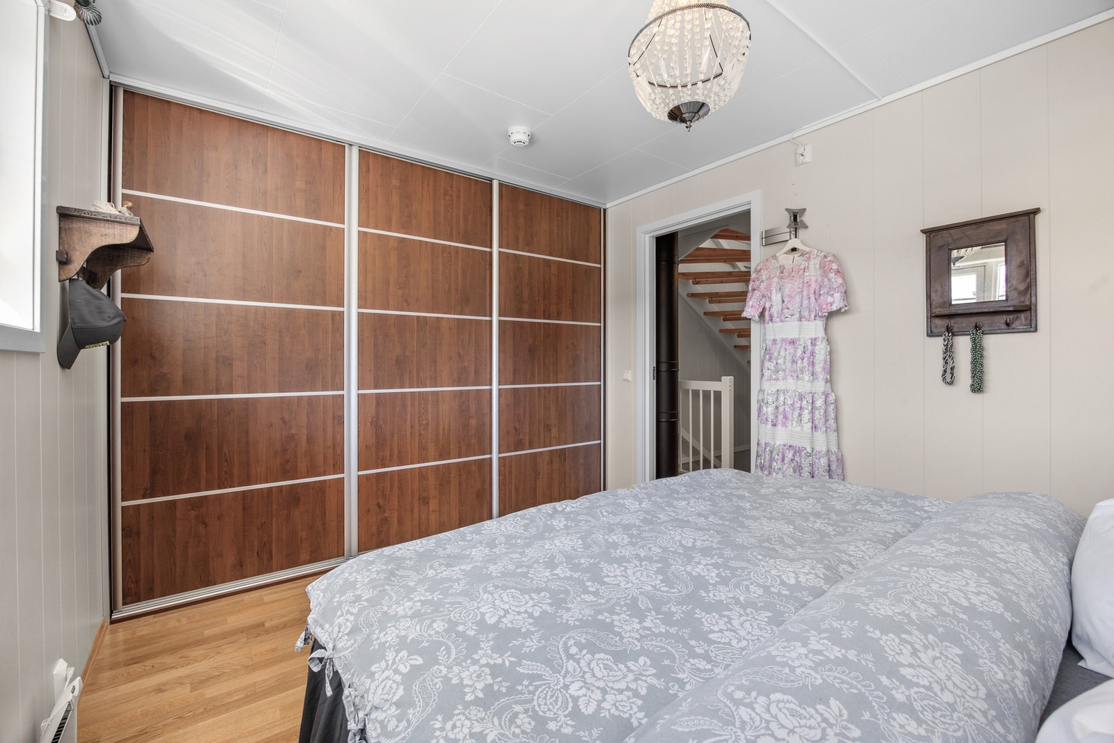 Stor skyvedørsgarderobe på hovedsoverommet med god plass for oppbevaring av klær Galleribilde