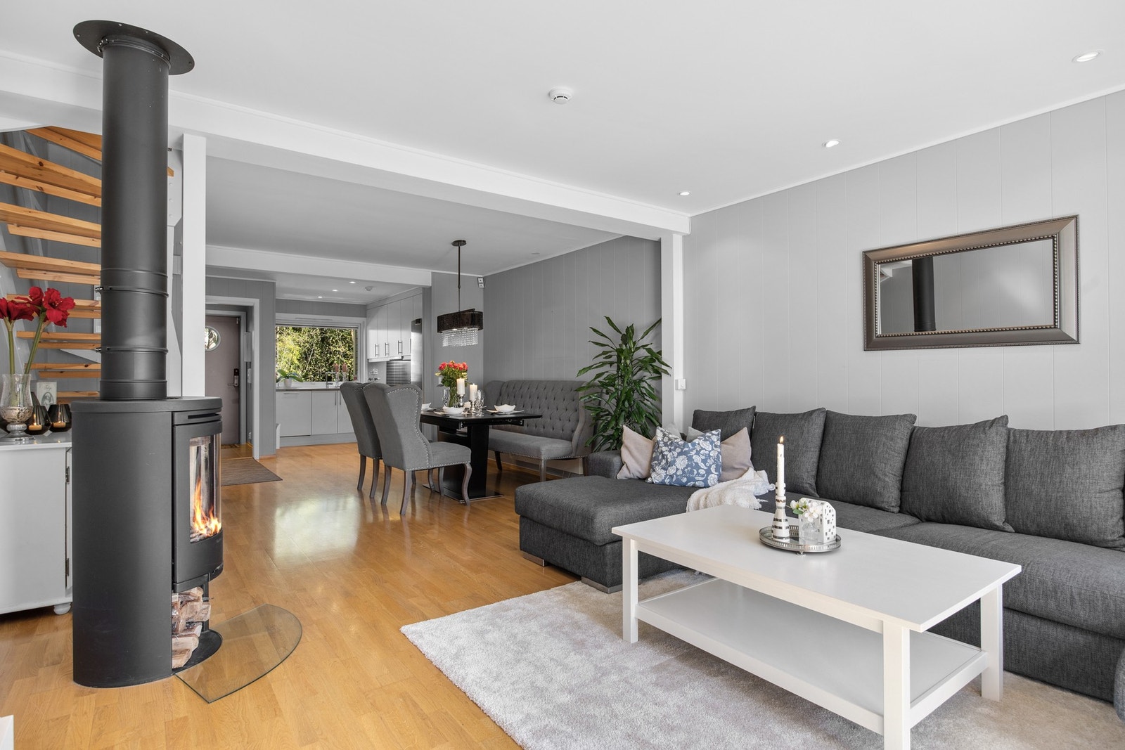 Rommet er naturlig inndelt i ulike møbleringssoner Galleribilde