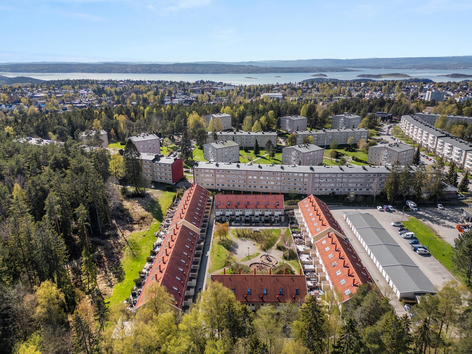 Beliggenheten er etterspurt, med nærhet til lekeplasser, barnehage, matbutikk og T-banestasjon, og det er kort gangavstand til skoler og fine turområder Galleribilde