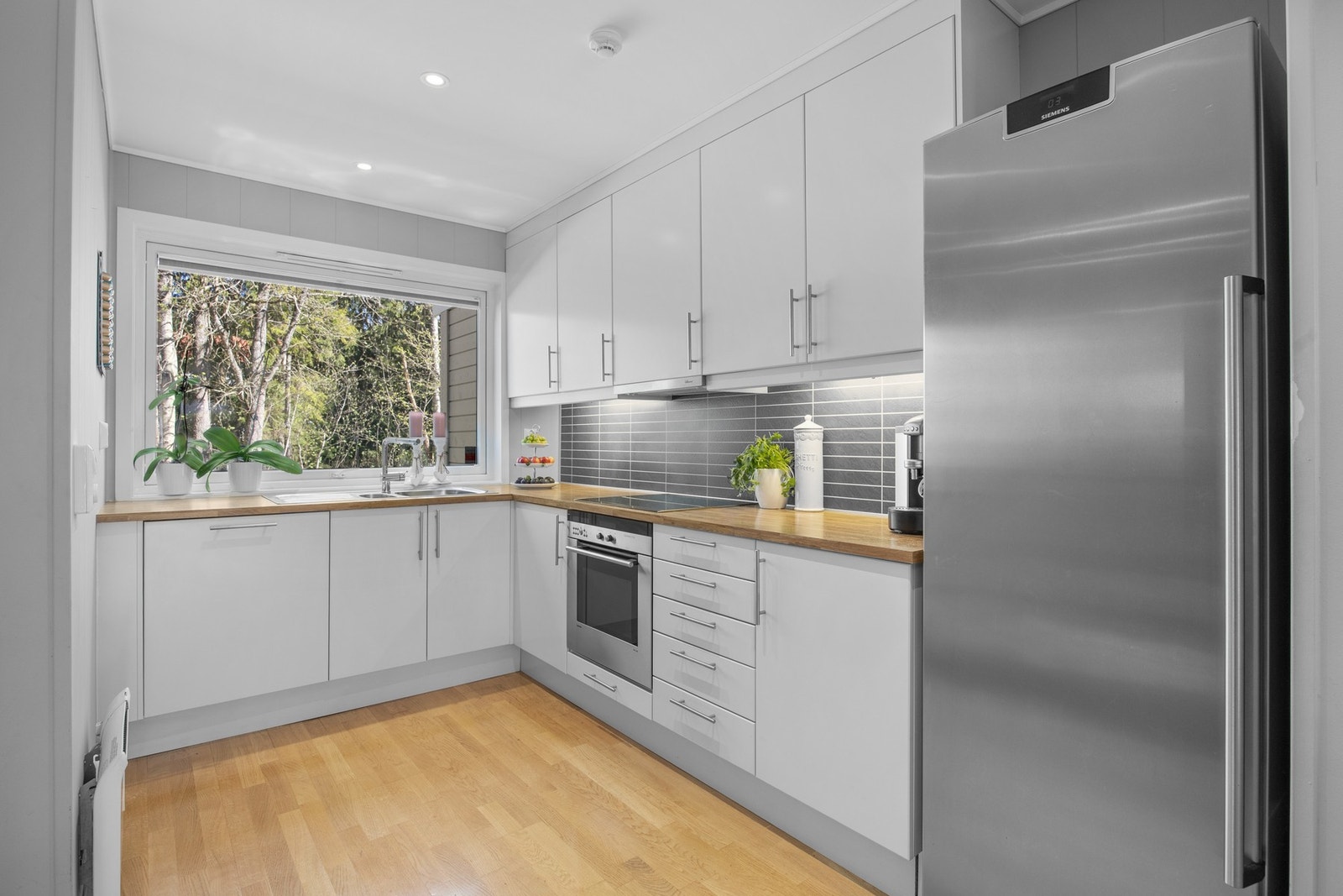 Kjøkkenet har et moderne og stifullt design med gode benkeflater som innbyr til spennende kokkelering Galleribilde