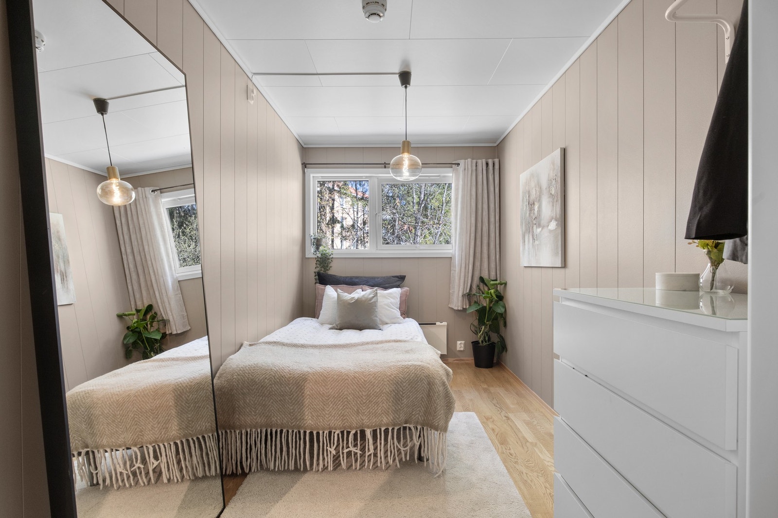 Alle soverommene er holdt i en stilren kombinasjon med lysmalte vegger mot gylne eikeparkettgulv Galleribilde