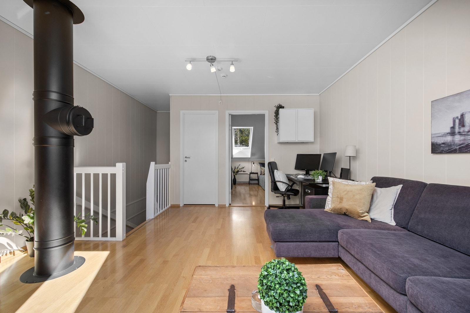 Her er det god plass til sofagruppe, godstoler og tv-/mediastasjon, og rommet er et kjærkomment element for barnefamilier Galleribilde