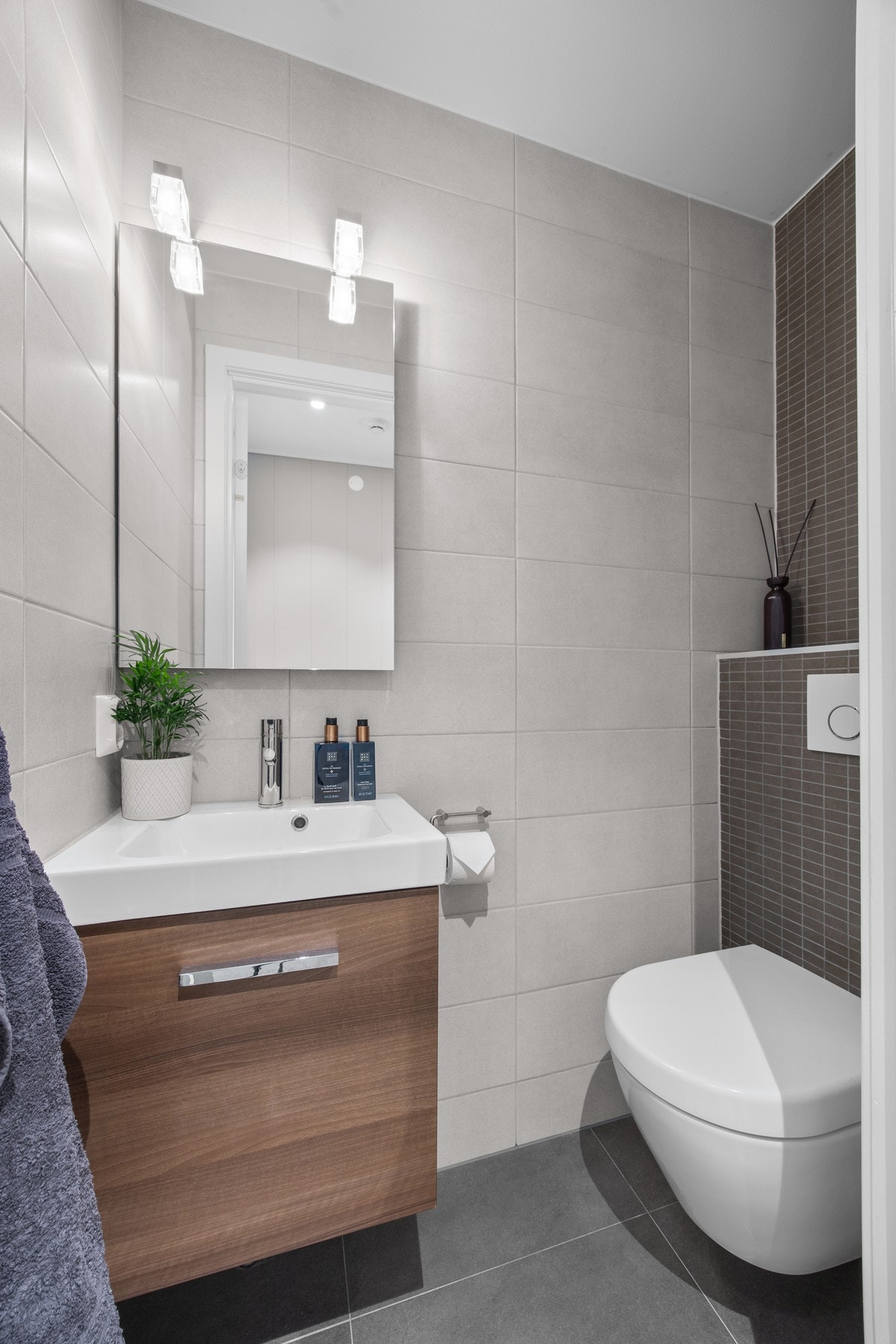 Boligen inneholder et bad/wc/vaskerom og et wc-rom Galleribilde