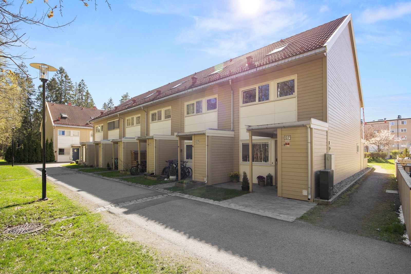 Boligen har et pent, overbygd inngangsparti med steinbelagt adkomst og takmontert utebelysning Galleribilde