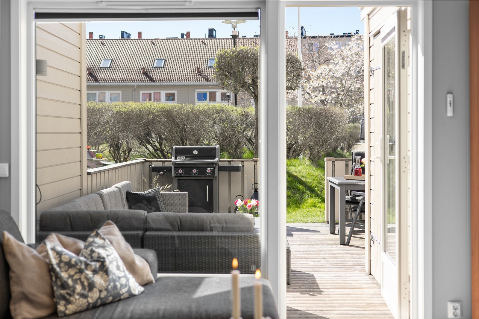 Fra stuesonen er det utgang til en vestvendt terrasse på ca. 21 kvm Galleribilde