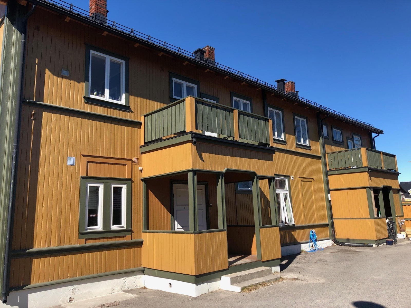 Adgang til leilighet via høyre inngang
Veranda med oppbevaringsbokser Galleribilde