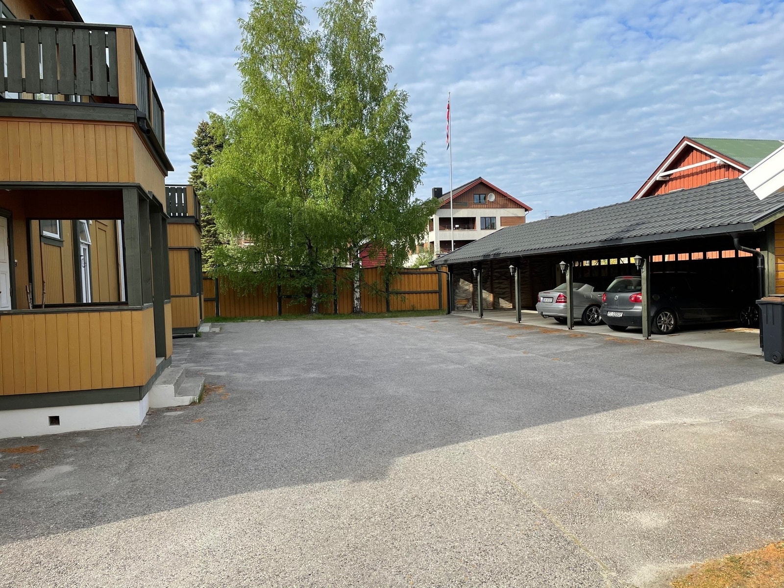 Bakgård med parkeringsmuligheter Galleribilde