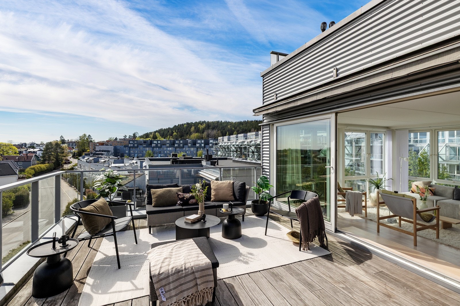 Terrassen vender mot sydøst og har svært gode solforhold fra 08.00-20.30 på sommeren. Galleribilde