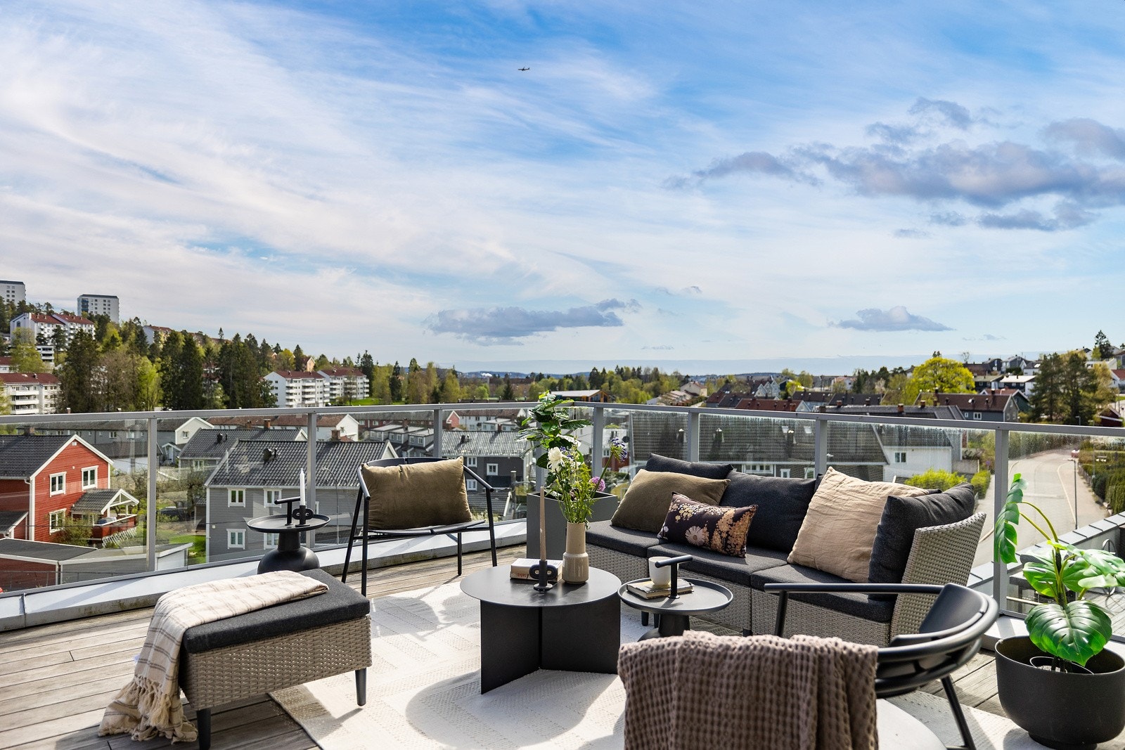 Det er tillatt med elektrisk og gassgrill i sameiet. Terrassen blir en fin forlengelse av leiligheten på sommeren. Galleribilde