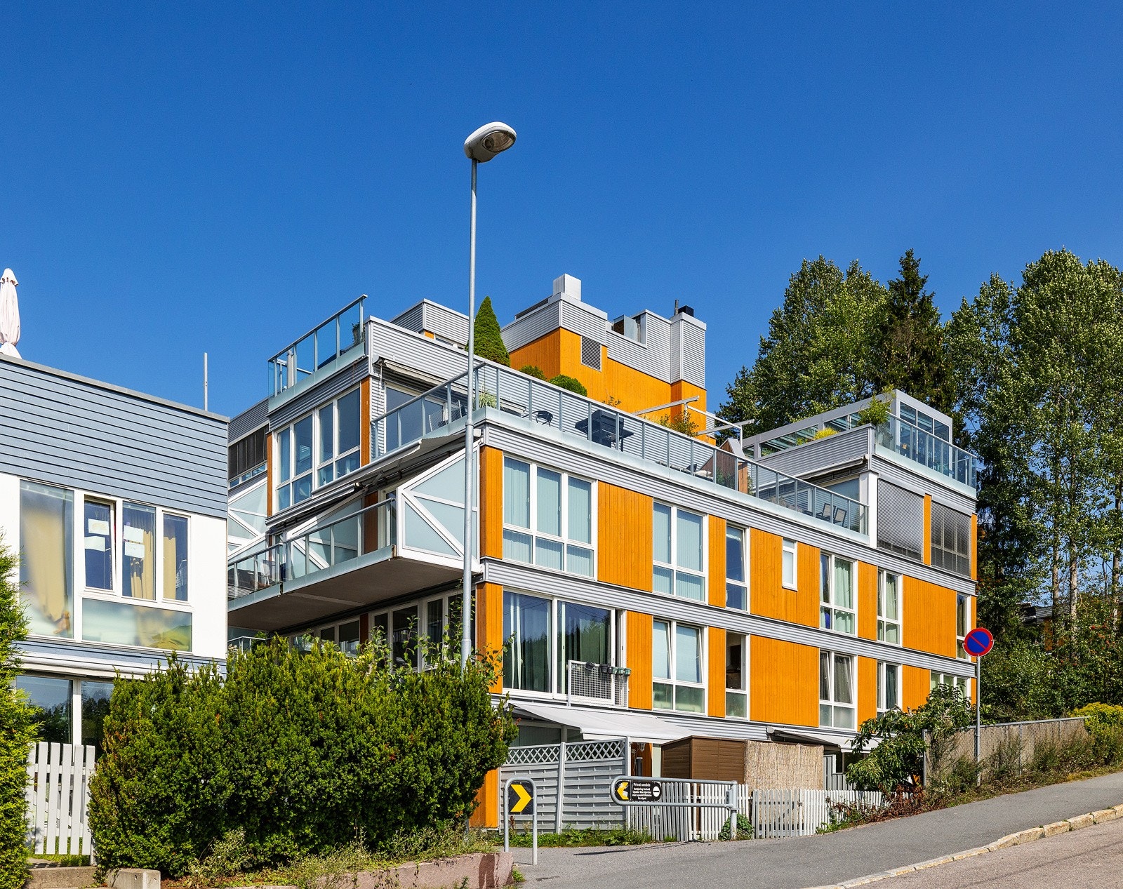 Sameiet er svært veldrevet og har store fellesarealer som er flott opparbeidet med sittegrupper, sykkelparkering og lekeplass. Galleribilde