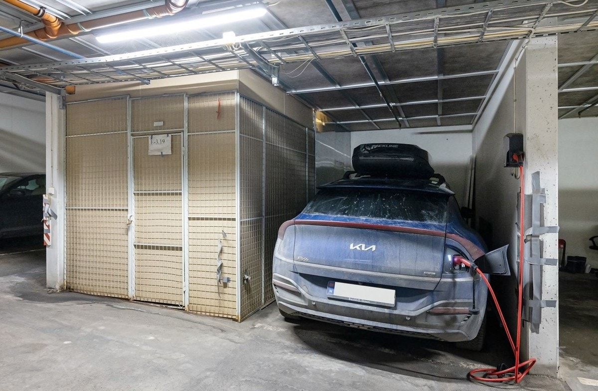 Det medfølger garasjeplass med elbillader i felles lukket anlegg. Boden tilhørende leiligheten ligger tilknyttet til denne. Galleribilde