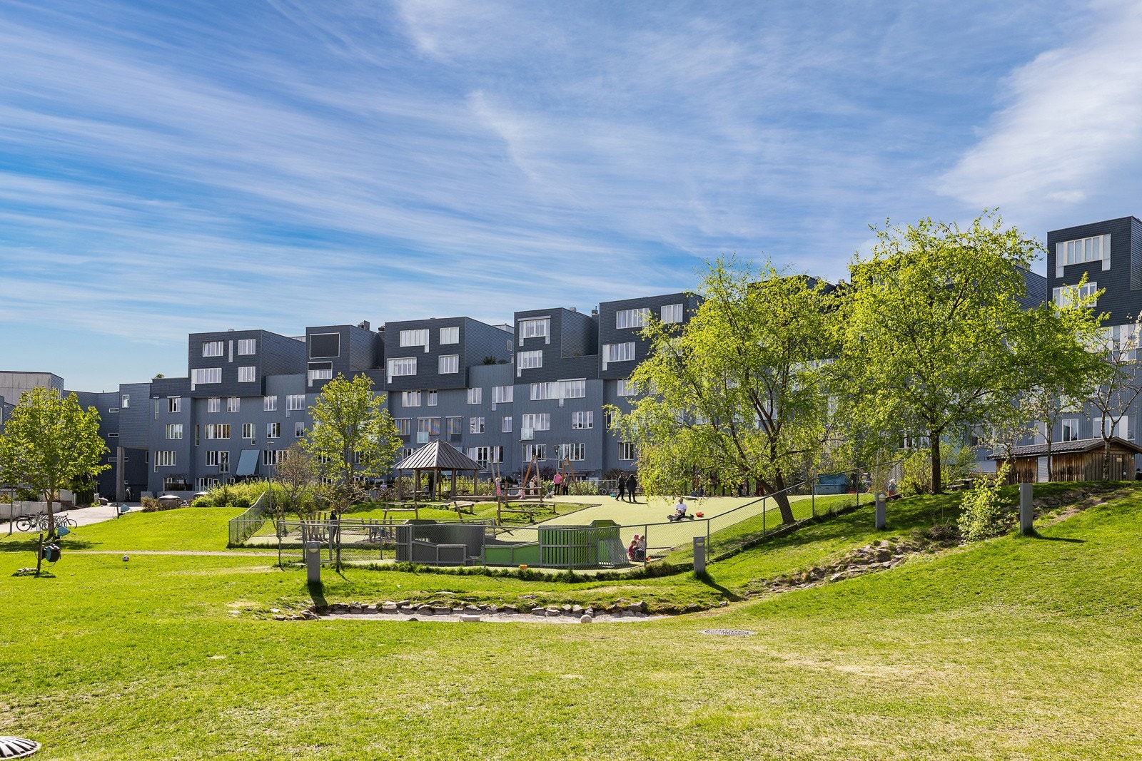Området og semiets tomt er pent opparbeidet. Galleribilde