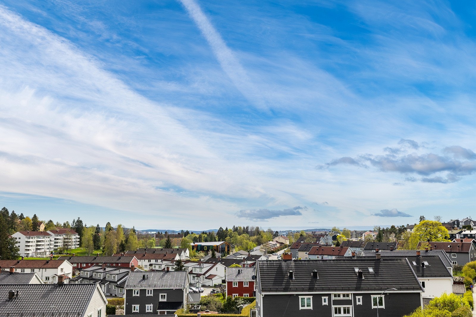 Flott og vidstrakt utsikt over det idylliske nabolaget! Galleribilde