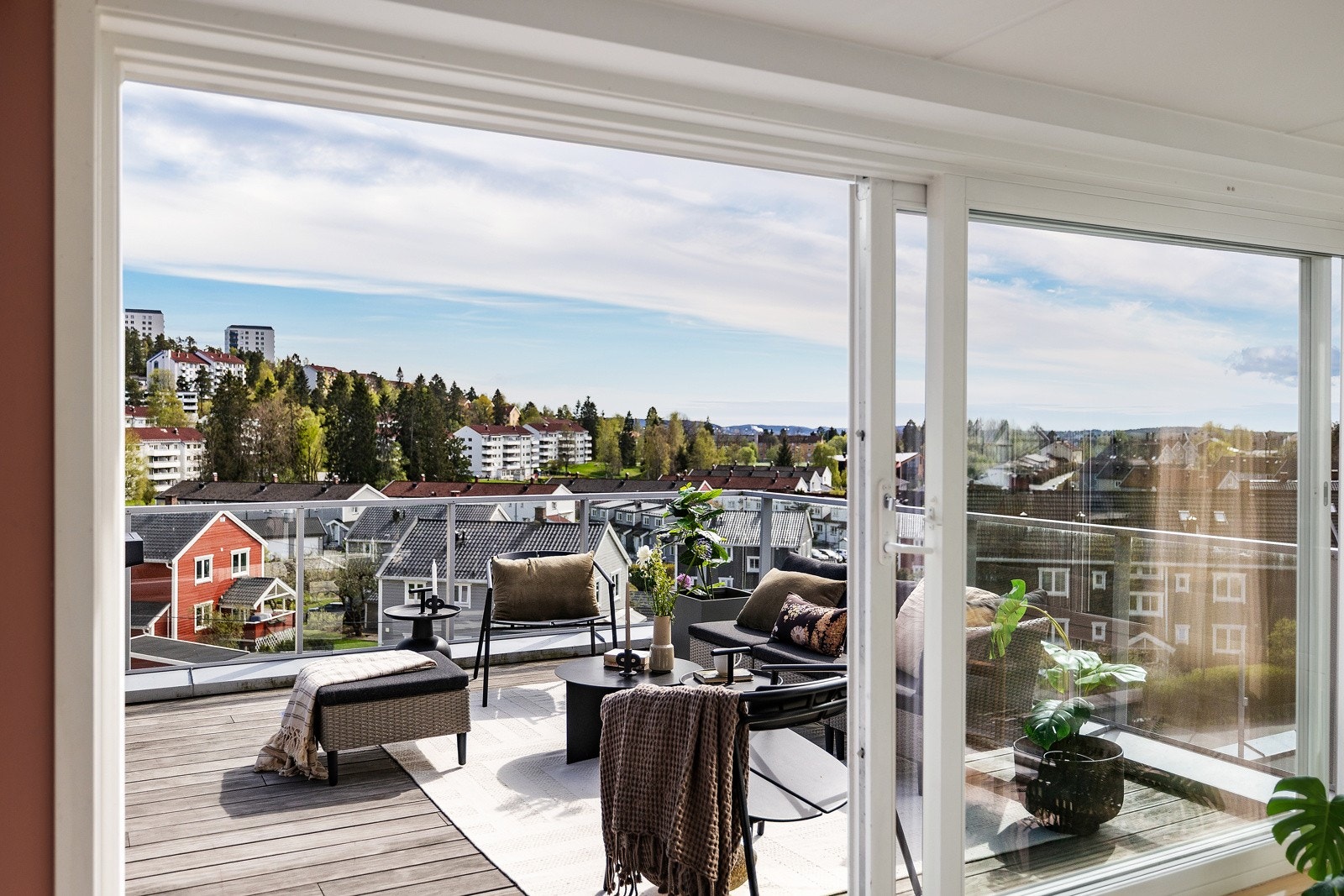 På varme sommerdager blir det naturlig å åpne glassdøren, så blir hele stuen forlenget med en fantastisk terrasse på hele 42 m². Galleribilde