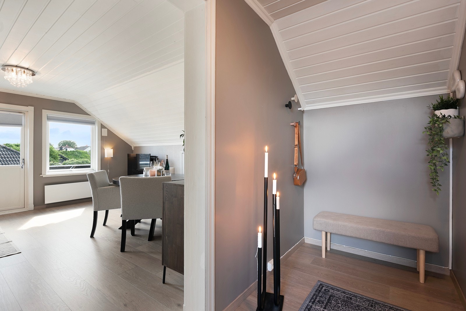 I toppen av trappa er det montert skohylle, videre inn i ganger er det mulighet for å henge av yttertøyet Galleribilde
