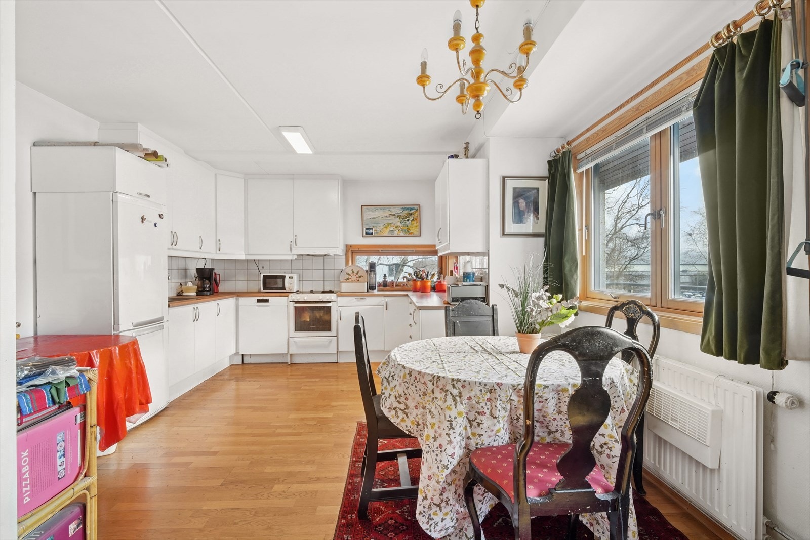 Stue og kjøkken er i åpen løsning, med naturlig soneinndeling for sofa og spisegruppe. Galleribilde