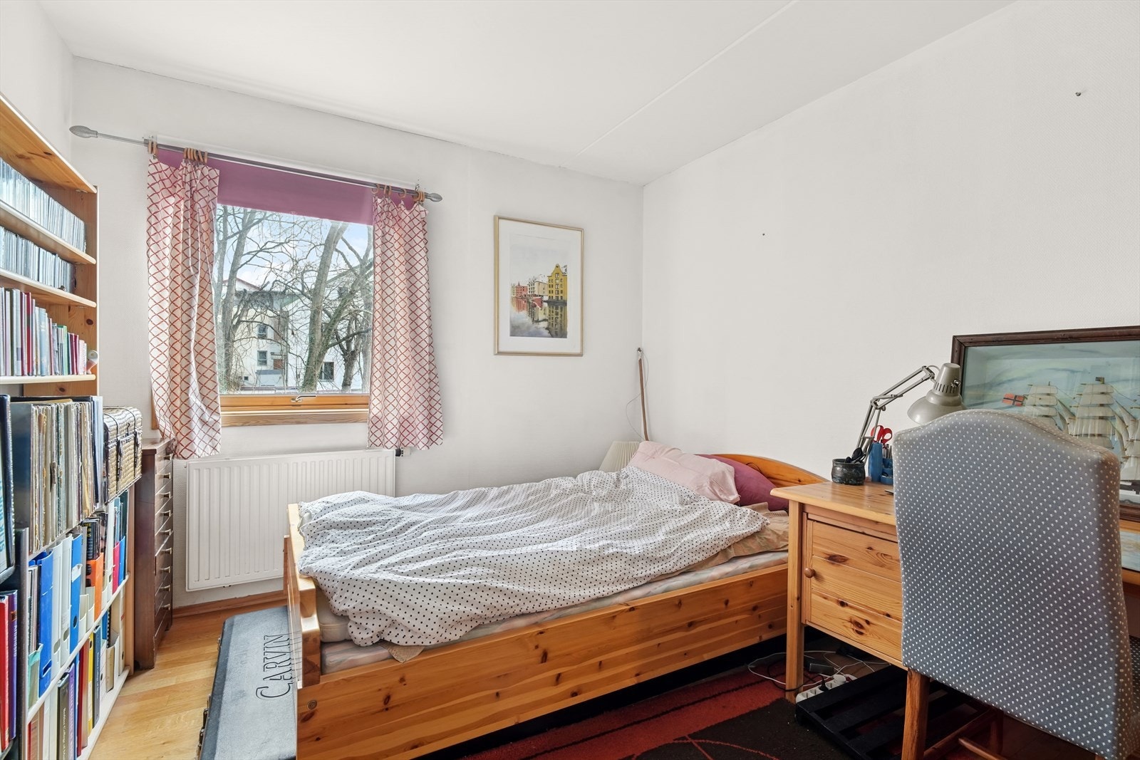 Soverom 2 med god plass til ønsket sengestørrelse og garderobe. Galleribilde