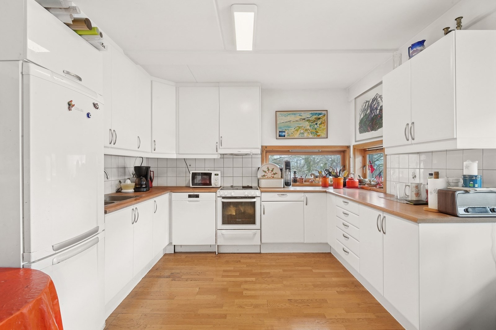 Funksjonell kjøkkenløsning med god benk-og skapplass. Det er integrert kjøleskap og oppvaskmaskin. Galleribilde