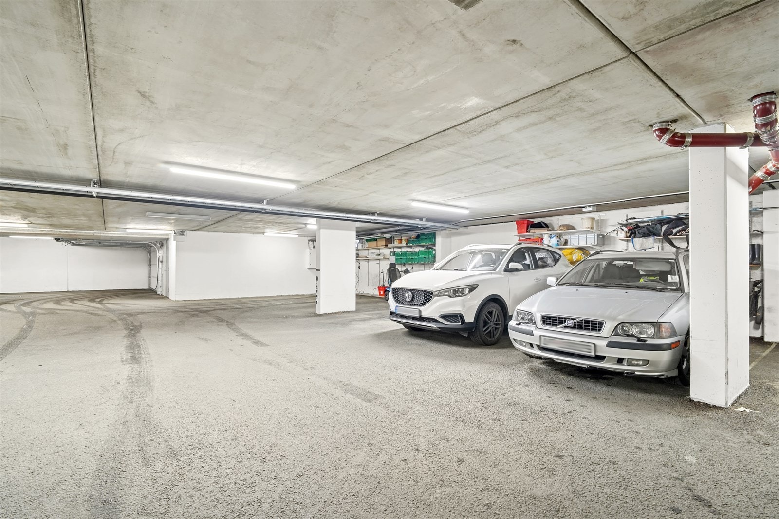 Leiligheten disponerer fast parkeringsplass i felles garasjeanlegg. Galleribilde