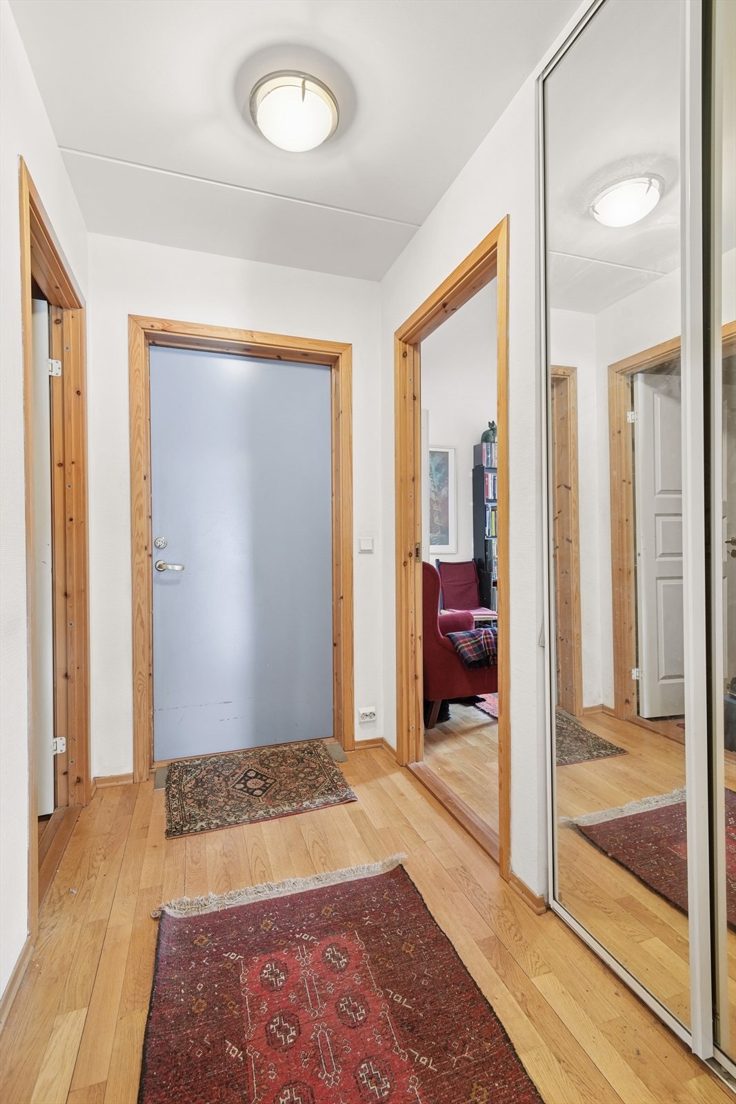 Velkommen inn til romslig entré med praktisk garderobeløsning. Galleribilde