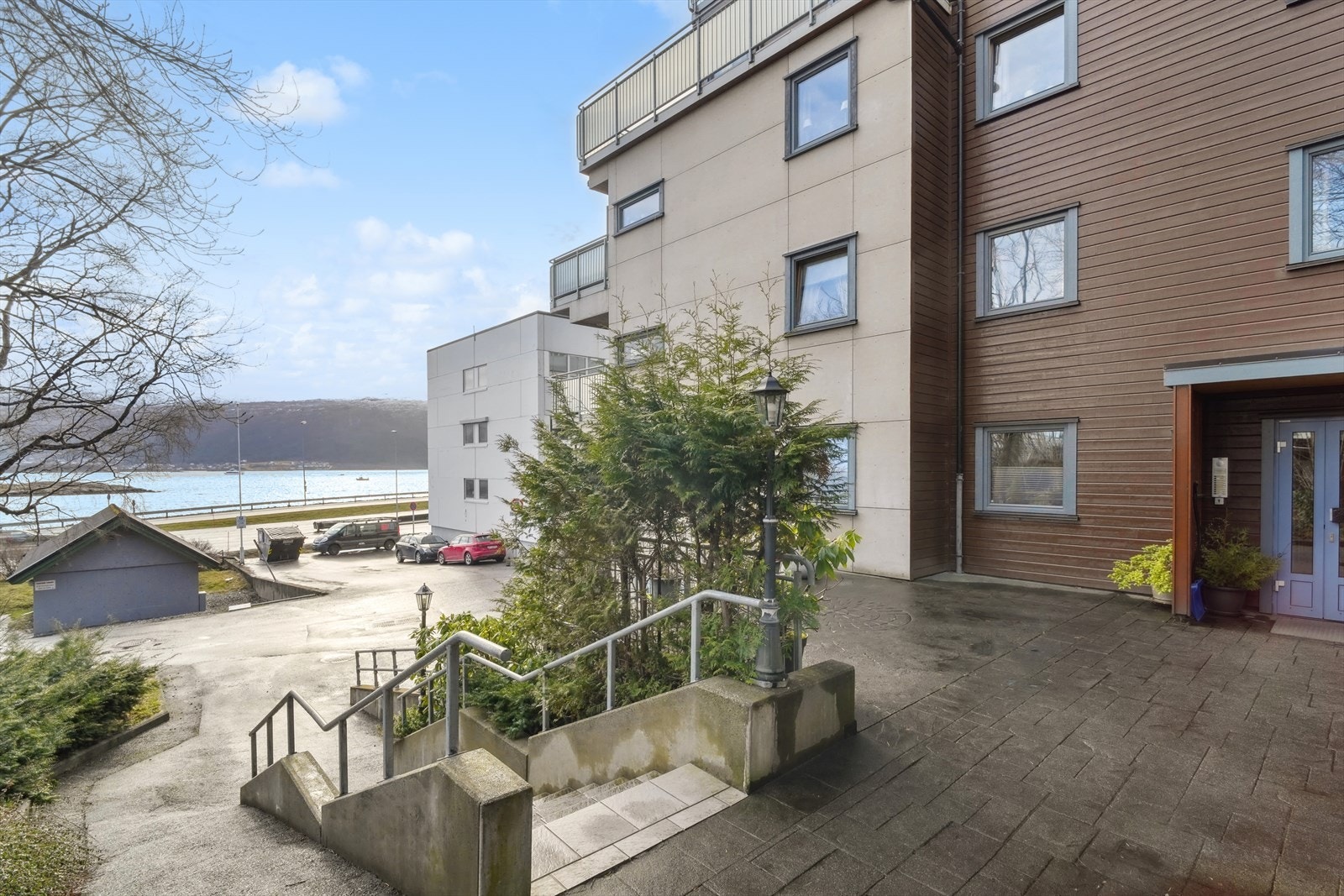 Med heis i bygget får du rask og praktisk tilgang til leiligheten i 2. etasje. Galleribilde