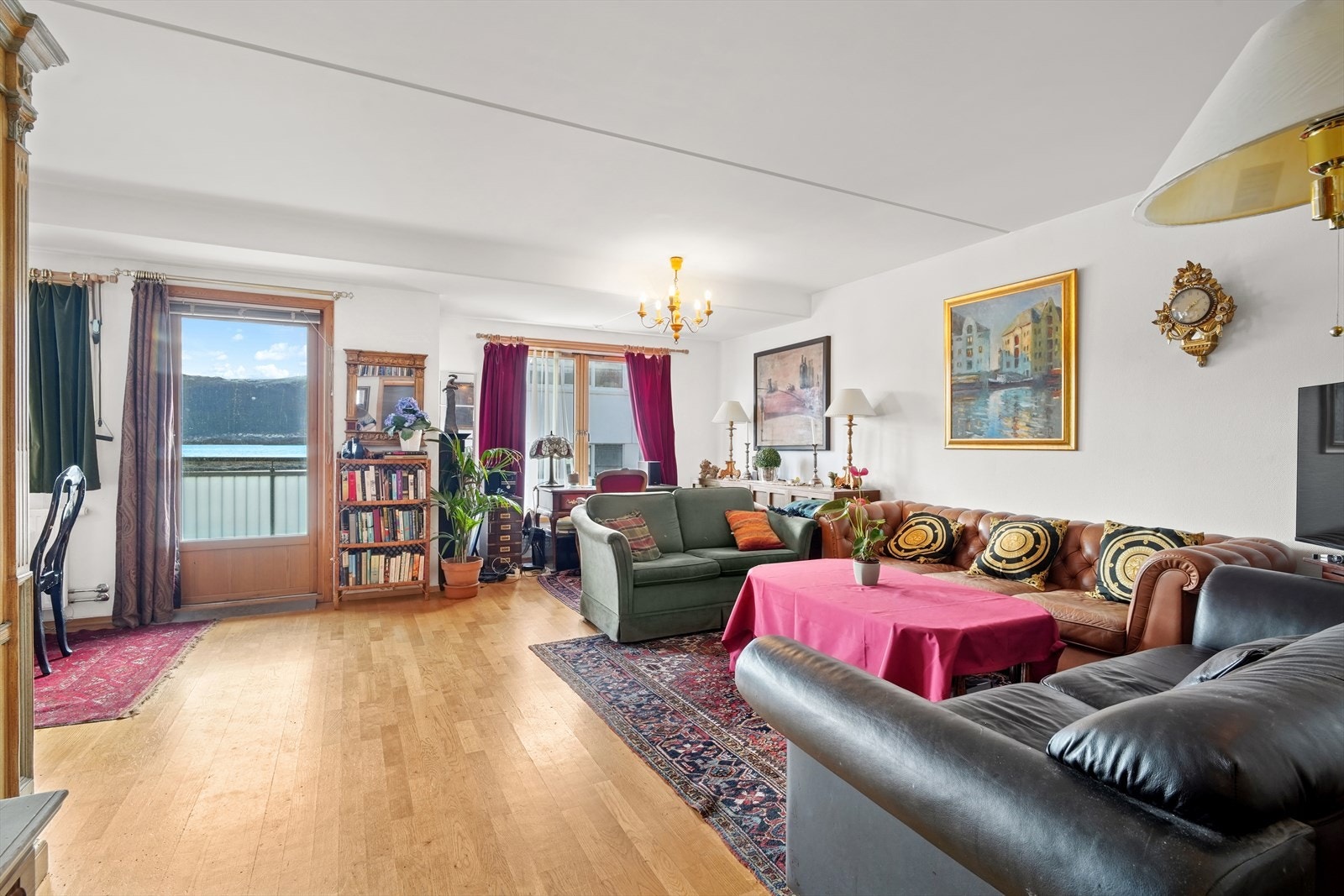 Leiligheten har store vindusflater som slepper inn rikelig med naturlig lys. Galleribilde